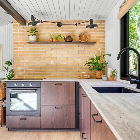 Newly Renovated Close To Forest And *