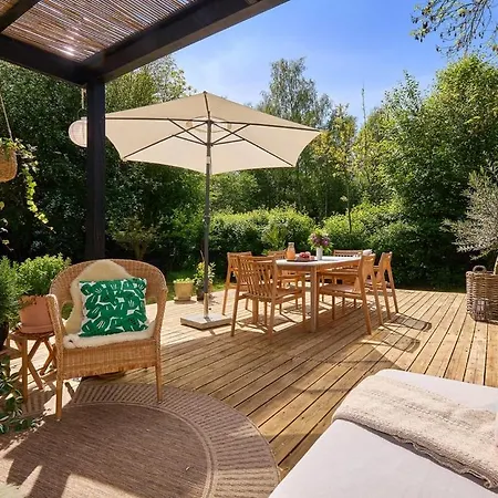 Newly Renovated Close To Forest And *