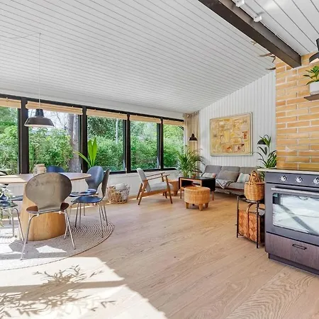 Newly Renovated Close To Forest And